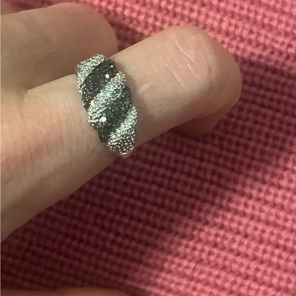 Solid white gold black and white diamond crescent dome ring - Picture 4 of 5